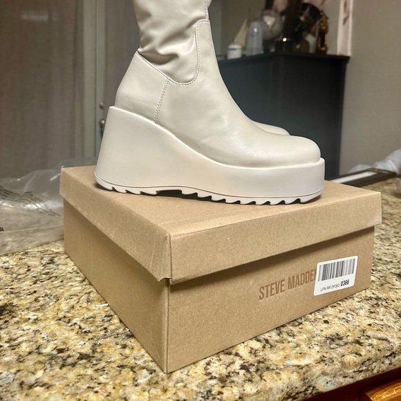 Steve Madden | Proceed Platform Wedge Boots in Bone, size 8.5US - Picture 7 of 9